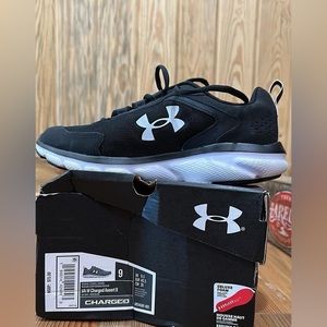 NWT Women’s Under Armour tennis shoes.